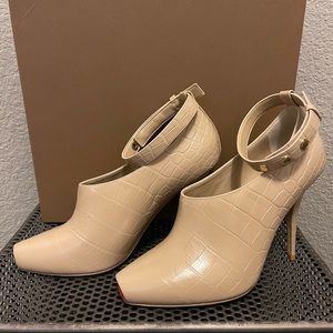 AUTHENTIC | Burberry Blyth Peep-Toe Leather Pumps